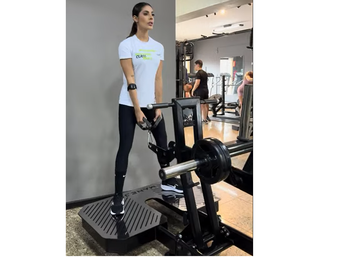 Aluna realizando exercício de força na área de musculação da Biofit