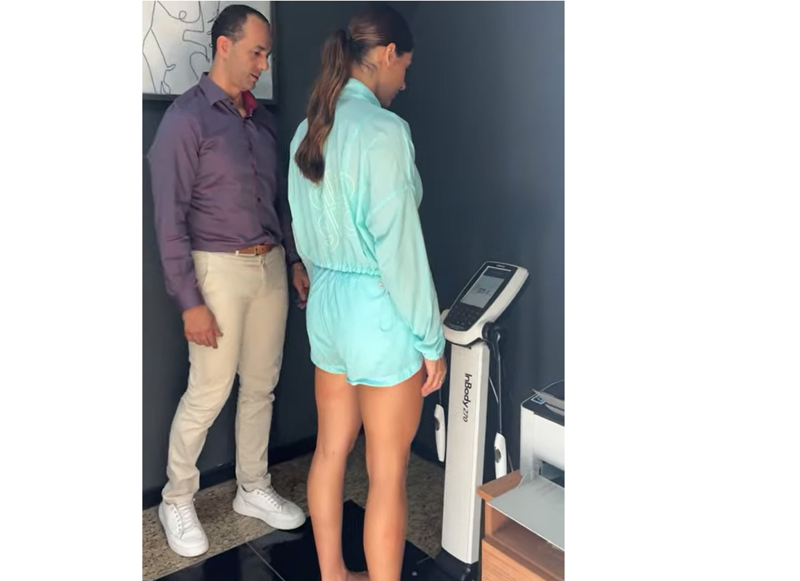 Avaliação com balança de bioimpedância no consultório de nutrição da Biofit